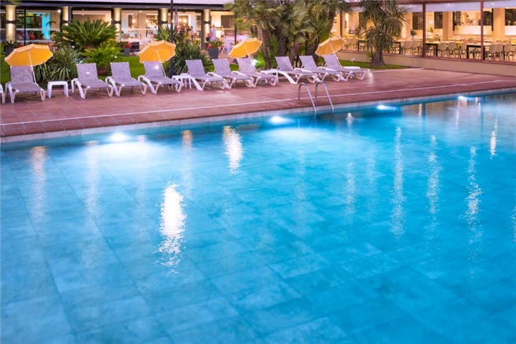 Plavecký bazén hotelu President Calella s lehátky | Calella / Hotel President