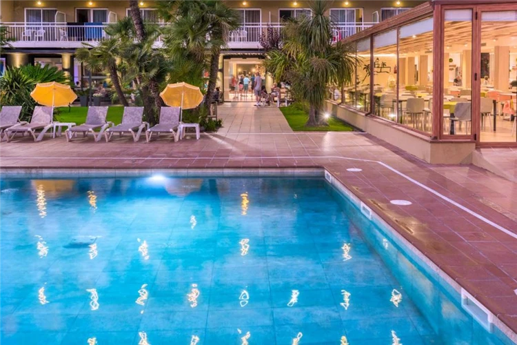 Bazén hotelu President Calella za slunečného dne | Calella / Hotel President