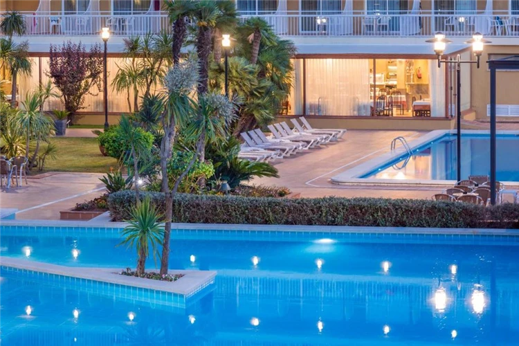 Relaxační zóna u bazénu hotelu President v Calelle | Calella / Hotel President