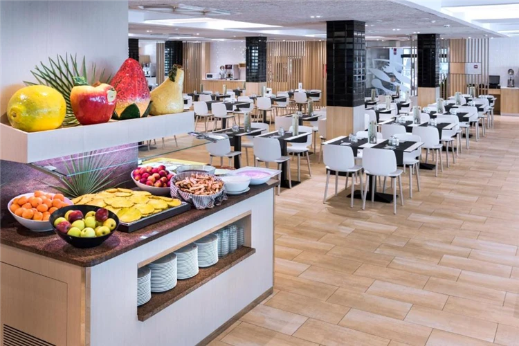 Švédské stoly s jídlem v restauraci hotelu President | Calella / Hotel President