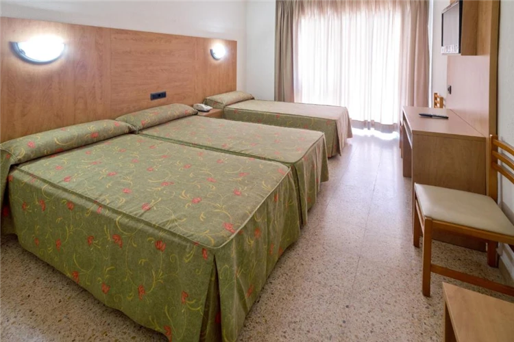 Pokoj hotelu President Calella s lůžky a výzdobou | Calella / Hotel President
