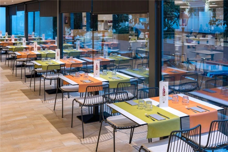 Jídelna hotelu President Calella připravená pro hosty | Calella / Hotel President