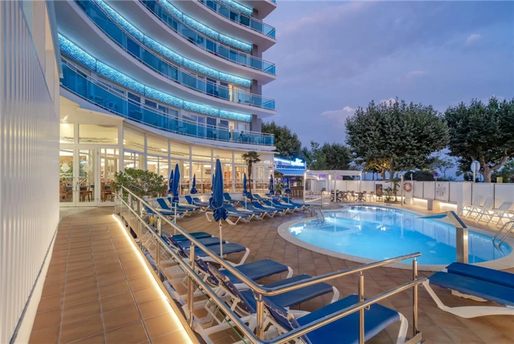 Bazén s lehátky v hotelu GHT Marítim | Calella / Hotel GHT Marítim