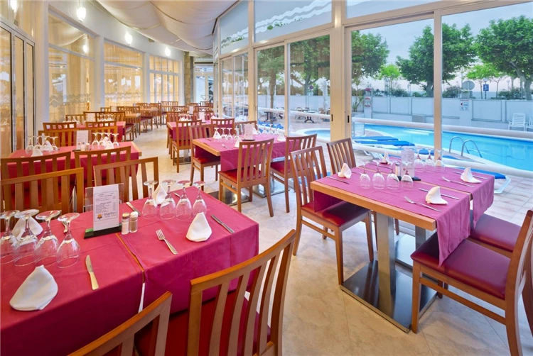 Restaurace hotelu GHT Marítim s prostřenými stoly | Calella / Hotel GHT Marítim