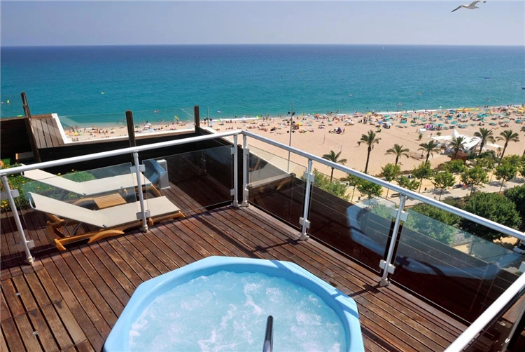 Terasa s výhledem na moře v hotelu GHT Marítim | Calella / Hotel GHT Marítim