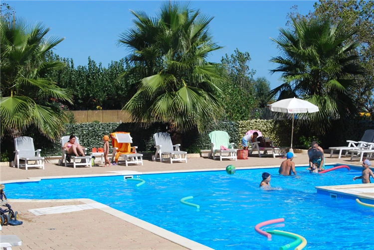 Lehátka u bazénu rezidence Playa Sirena | Tortoreto Lido / Residence Playa Sirena