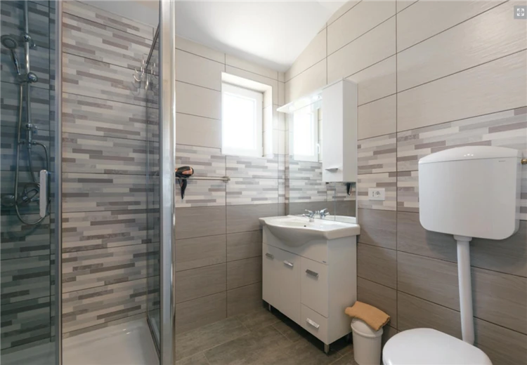 Koupelna trojlůžkového apartmánu Filip | Medulin / Apartmánový dům Filip
