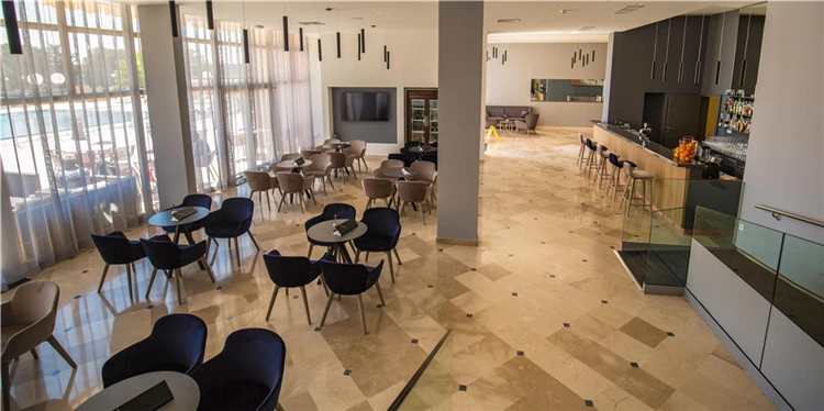 Arena Hotel Holiday – venkovní prostory hotelu | Medulin / Arena Hotel Holiday