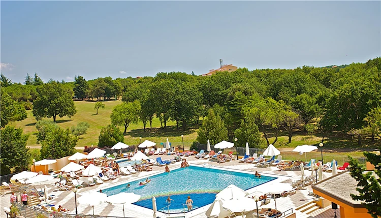 Venkovní bazén v Arena Hotelu Holiday v Medulinu | Medulin / Arena Hotel Holiday