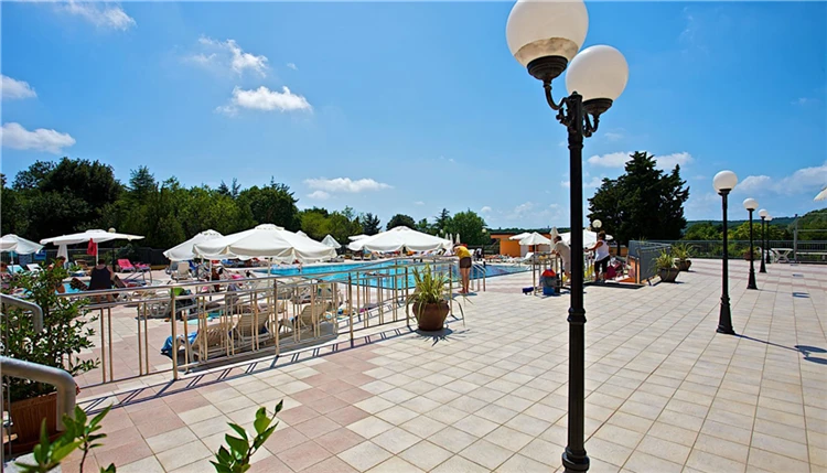 Bazén s lehátky v Arena Hotelu Holiday | Medulin / Arena Hotel Holiday