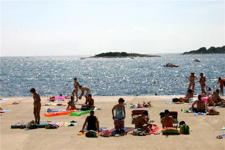 Pláž u Hotelu Delfin v Poreči s výhledem na Jaderské moře | Poreč / Hotel Delfin