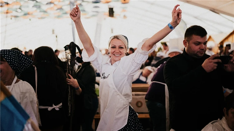 Ochutnávka klobás na festivalu Csabai Kolbászfesztival v Békéscsabě | Festival klobás v Békéscsabě