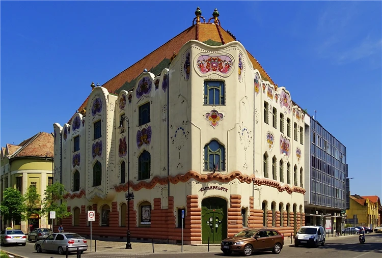 Typická maďarská architektura nebo krajina | Festival klobás v Békéscsabě