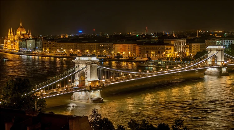 Řetězový most přes Dunaj v Budapešti | Budapešť a její blízké okolí s návštěvou Tropicaria