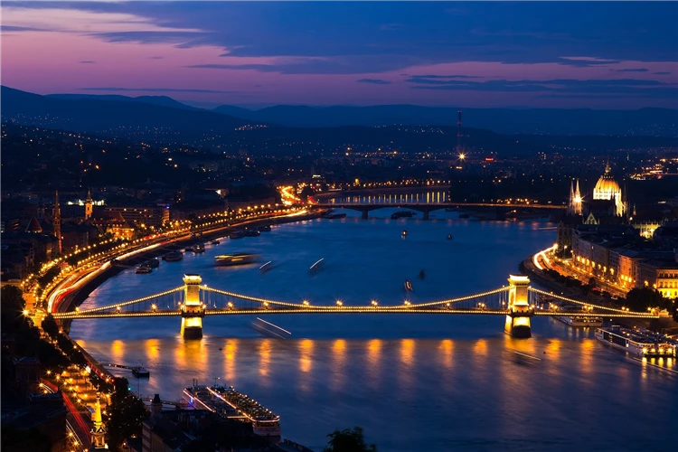 Večerní Budapešť s osvětlenými památkami u Dunaje | Budapešť a její blízké okolí s návštěvou Tropicaria