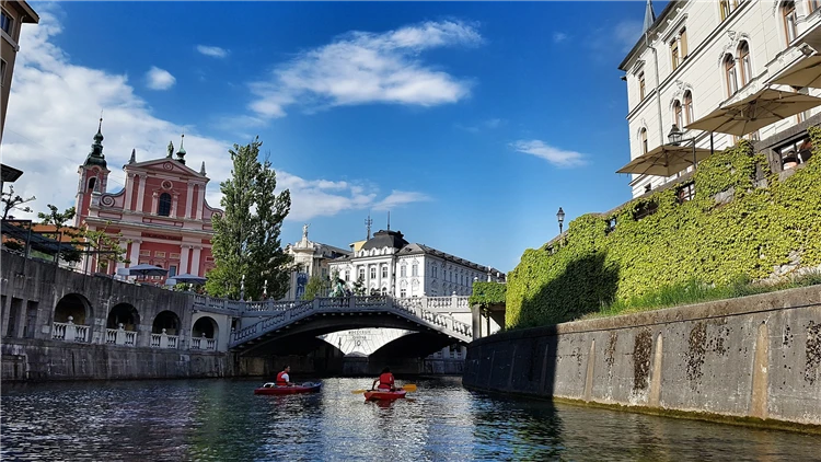 Toulky srdcem Slovinska s kravím bálem