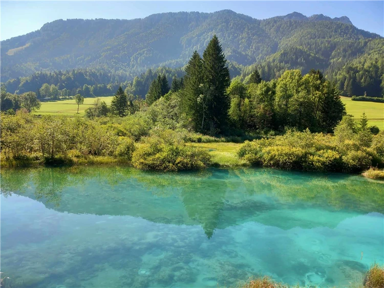 Skupinka turistů na výletě ve Slovinsku | Za pohodovou turistikou do Slovinska a Itálie