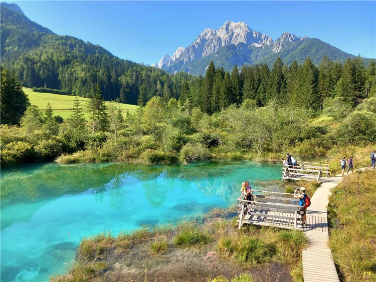 Turisté na horské cestě ve Slovinsku | Za pohodovou turistikou do Slovinska a Itálie