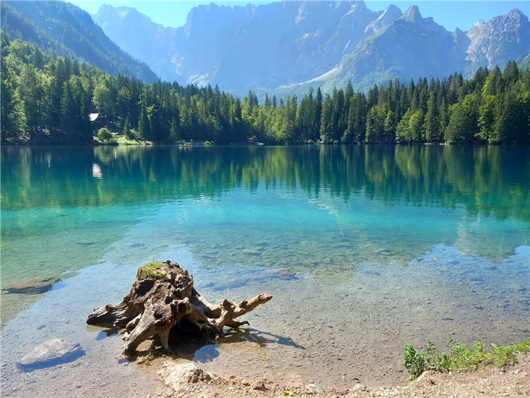 Turisté odpočívají na horské stezce ve Slovinsku | Za pohodovou turistikou do Slovinska a Itálie
