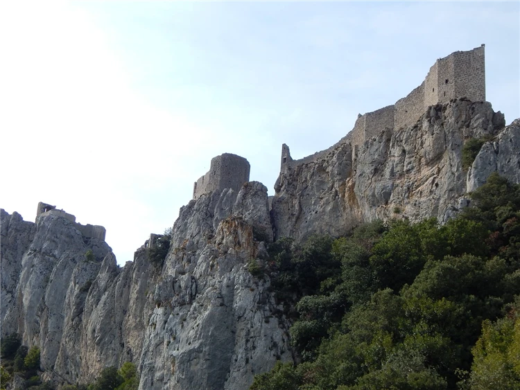 Středověký hrad v krajině jižní Francie | Katarské hrady, Andorra a francouzské Pyreneje