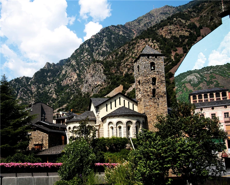 Románský kostel v jižní Francii | Katarské hrady, Andorra a francouzské Pyreneje