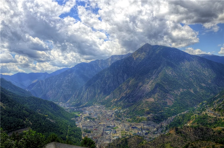 Pohled na Andorru la Vellu, hlavní město Andorry | Katarské hrady, Andorra a francouzské Pyreneje