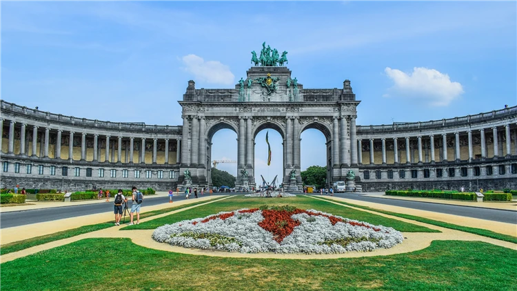Typická belgická krajina s řekou a historickou architekturou | Belgie a Lucembursko s květinovým kobercem