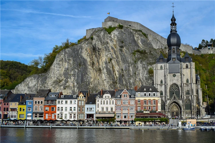 Dinant v Belgii s kostelem a citadelou nad řekou | Belgie a Lucembursko s květinovým kobercem