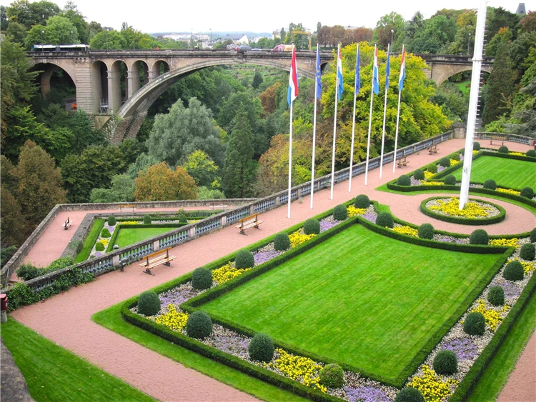 Lucemburské město s panoramatem historických pevnostních zdí | Belgie a Lucembursko s květinovým kobercem