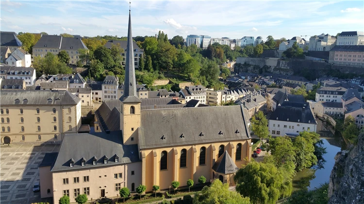 Lucemburk – výhled na město a hluboká údolí | Belgie a Lucembursko s květinovým kobercem