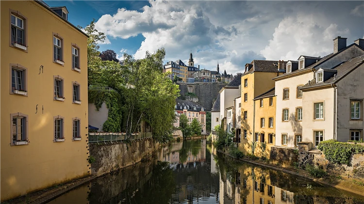 Lucemburské město s mostem a historickými budovami | Belgie a Lucembursko s květinovým kobercem