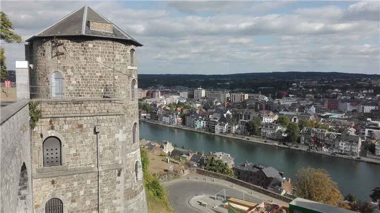 Panorama města Namur s řekou Máza a citadelou | Belgie a Lucembursko s květinovým kobercem