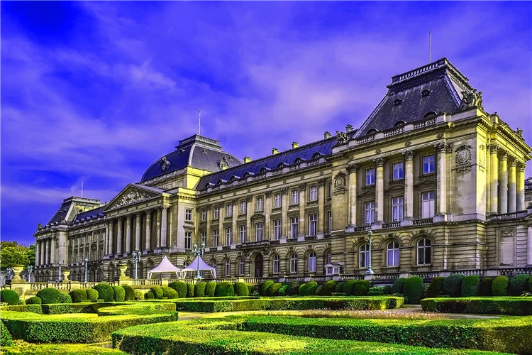 Královský palác v Bruselu s elegantní neoklasicistní fasádou | Belgie a Lucembursko s květinovým kobercem