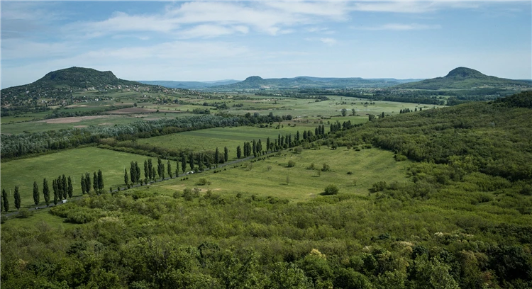 Letecký pohled na jezero Balaton a jeho okolí | Prázdniny u Balatonu