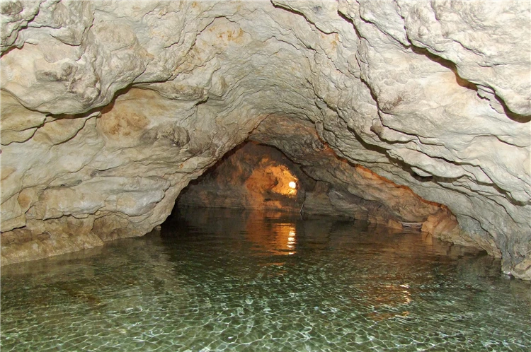 Jezero v jeskyni v Maďarsku | Prázdniny u Balatonu