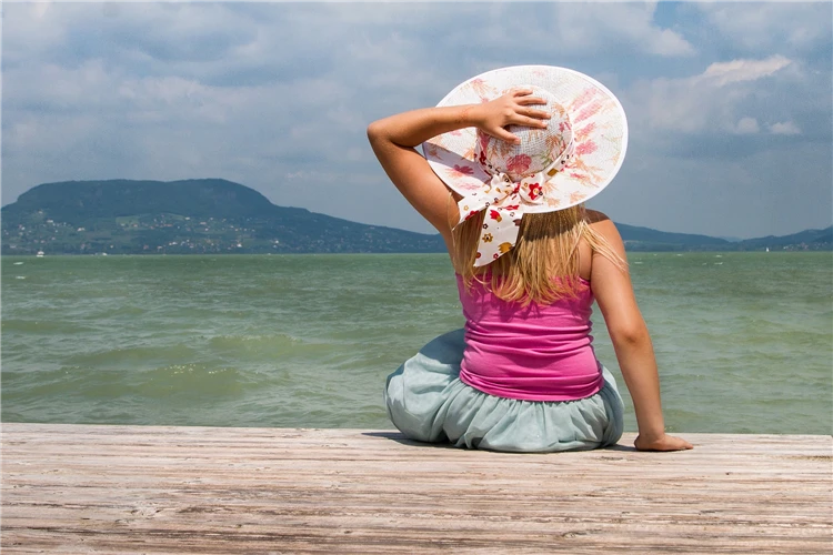 Dívka relaxující u Balatonu v létě | Prázdniny u Balatonu