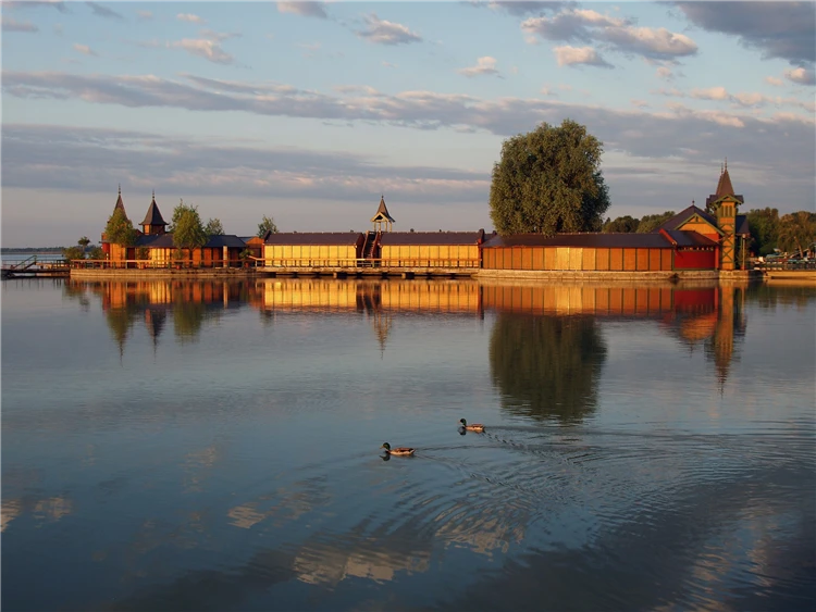 Malebný pohled na jezero Balaton s přístavem | Prázdniny u Balatonu