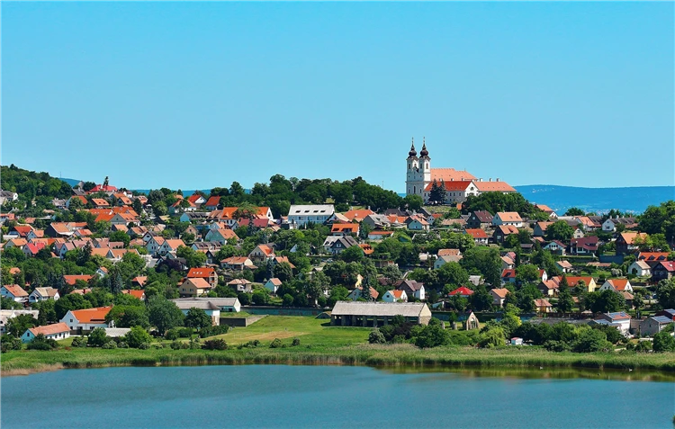 Skalnaté pobřeží jezera Balaton za slunce | Prázdniny u Balatonu