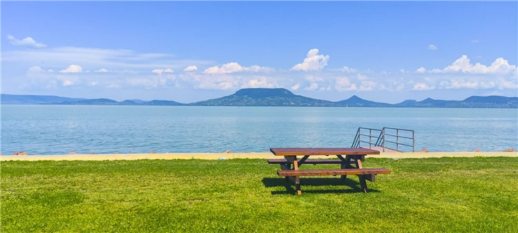 Romantický západ slunce nad jezerem Balaton | Prázdniny u Balatonu