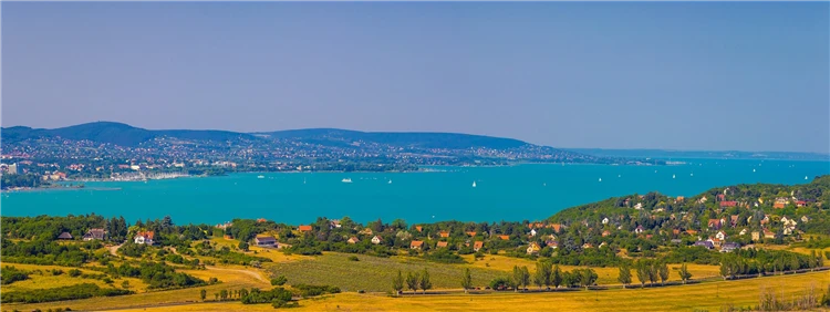 Pohled na poloostrůvek Tihany s klášterem nad Balatonem | Prázdniny u Balatonu