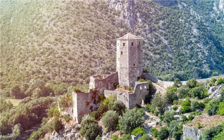 Historické městečko Počitelj s kamennou věží v Bosně a Hercegovině | Skvosty Bosny a Hercegoviny a poloostrova Pelješac