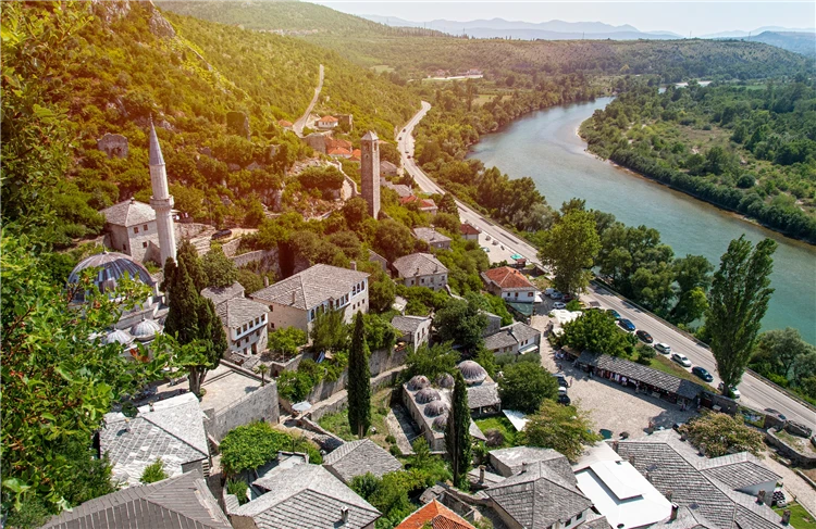 Osmanská pevnost Počitelj na skalnatém kopci | Skvosty Bosny a Hercegoviny a poloostrova Pelješac