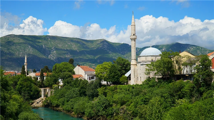 Starý most Stari Most v Mostaru za slunečného dne | Skvosty Bosny a Hercegoviny a poloostrova Pelješac