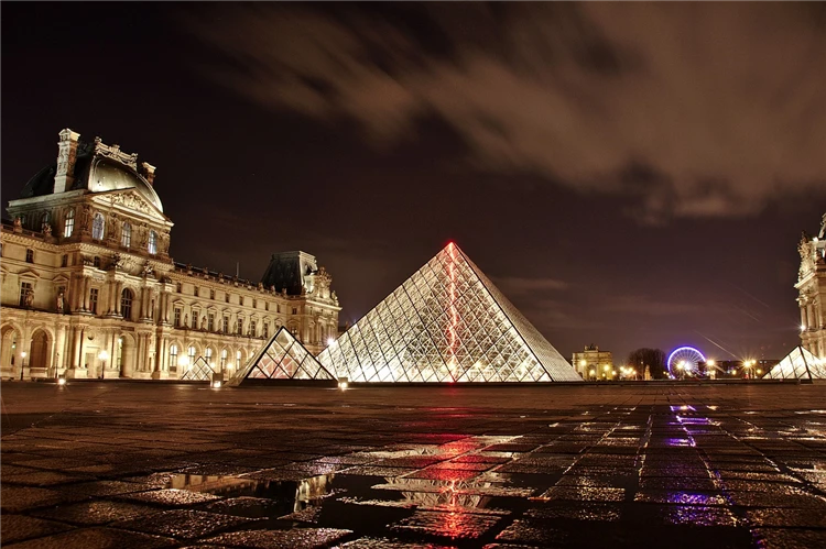 Muzeum Louvre s charakteristickou skleněnou pyramidou | Magická Paříž s návštěvou Versailles