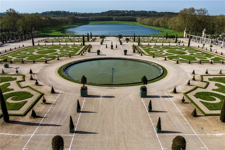 Francouzský park s upravenou zelení a fontánami | Magická Paříž s návštěvou Versailles