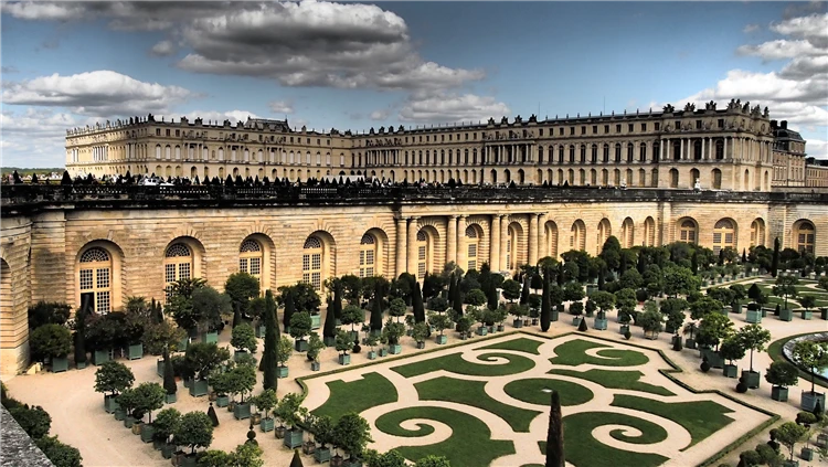 Zahrady zámku Versailles s geometrickými záhony | Magická Paříž s návštěvou Versailles