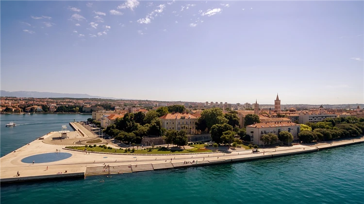 Historické nábřeží starého města Zadar při západu slunce | Národní parky Chorvatska - Plitvice, Kornati a starobylý Zadar