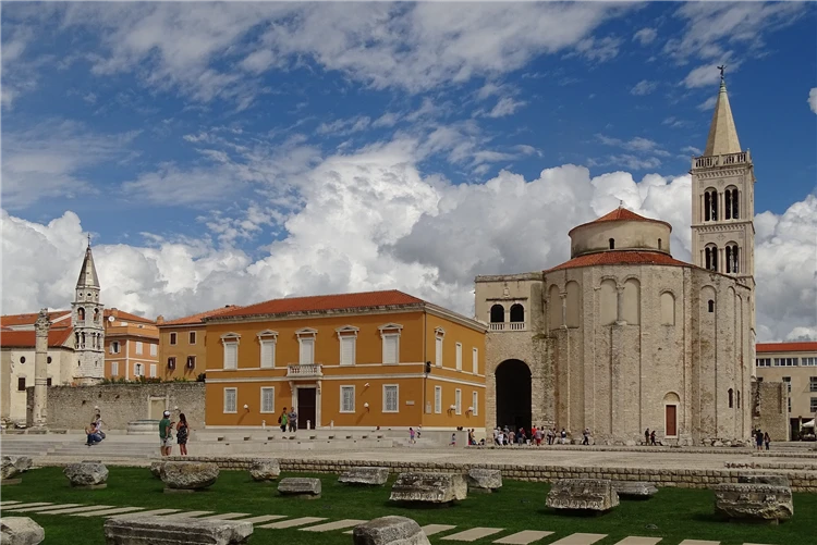 Románský kostel sv. Donáta v historickém centru Zadaru | Národní parky Chorvatska - Plitvice, Kornati a starobylý Zadar