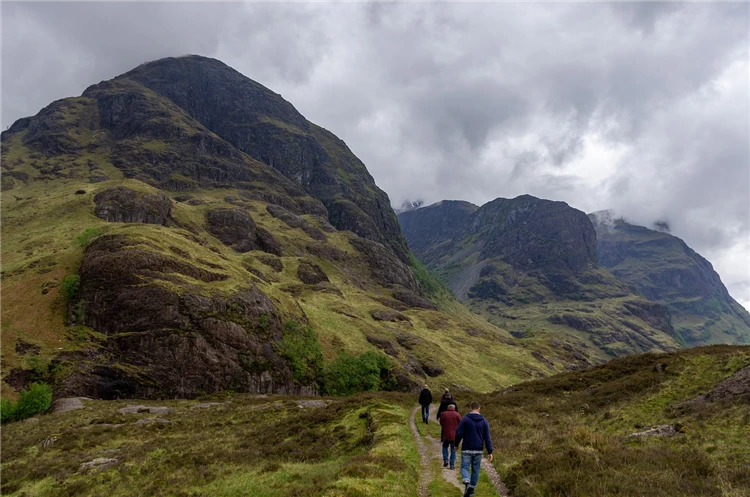 Skotská krajina s jezerem a zelenou přírodou | Nedotčená příroda severního Skotska a fascinující ostrov Skye