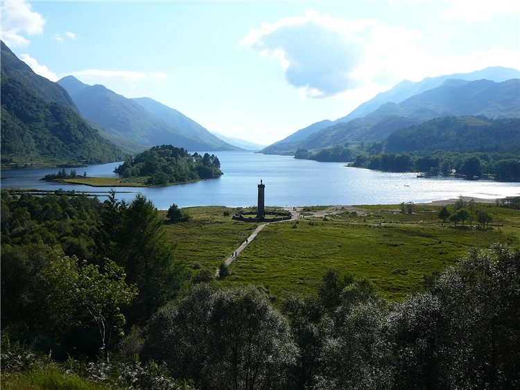 Glenfinnanský viadukt v horské krajině Skotska | Nedotčená příroda severního Skotska a fascinující ostrov Skye